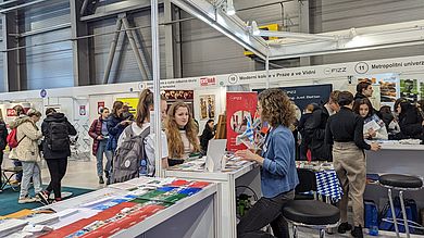 Menschen an einem Messestand