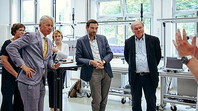 Begleitet von Vertreterinnen und Vertretern der OTH Amberg-Weiden ließ sich MdL Dr. Stephan Oetzinger zeigen, wie und wo die Mittel aus der Fraktionsinitiative des bayerischen Landtags an der Hochschule zum Einsatz kommen
