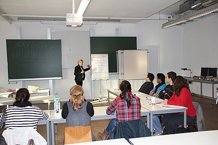 Am 06. Dezember 2013 fand in Amberg im Rahmen des studienbegleitenden Kursangebotes ein Seminar zum Thema „Assessment-Center-Training“ statt. Hier konnten sich die Studentinnen und Studenten mit typischen Übungen, Tests und Rollenspielen auf diesen s