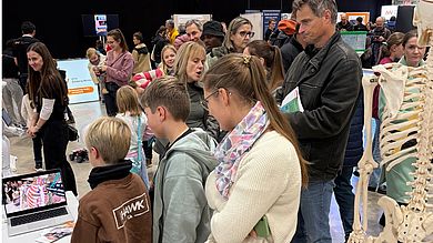 Anatomie für alle: Besucherinnen und Besucher von jung bis alt verfolgten die Live-Einblicke in die virtuelle Darstellung des menschlichen Körpers.