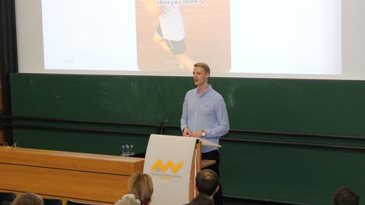 Dr. Christoph Schirdewahn referiert über das "Läuferknie"