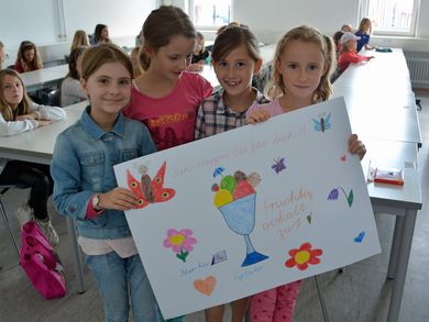Schülerinnen mit Plakatentwurf für Eisdiele "Gelato"