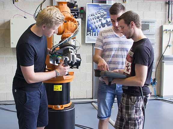 Studenten | Studiengang Mechatronik und digitale Automation