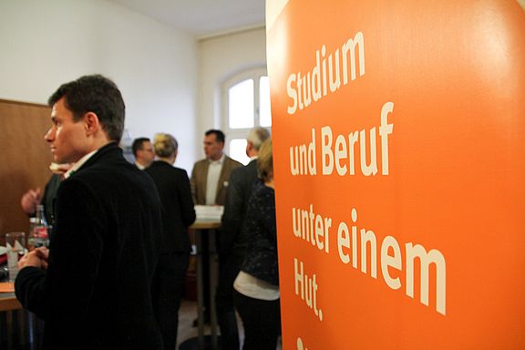 Teilnehmer tauschen sich aus