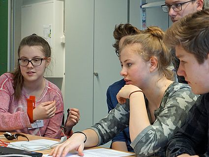 ScienceCamperInnen bei EKG-Versuchen