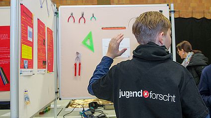 Junge präsentiert sein Projekt