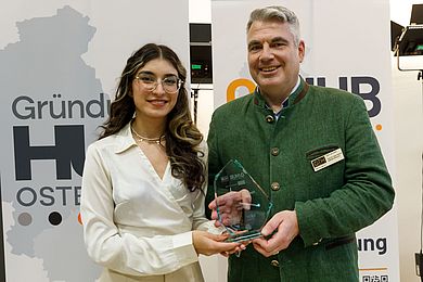 Prof. Dr. Sean Patrick Saßmannshausen von der OTH Regensburg überreichte die Preise