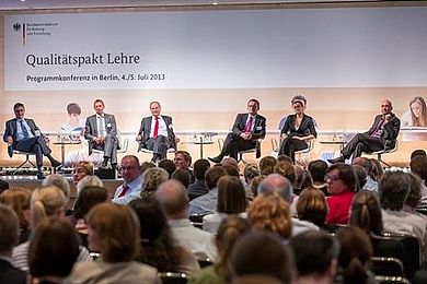 Am 4. und 5. Juli 2013 fand in Berlin die erste Programmkonferenz zum Qualitätspakt Lehre statt. Über 500 Teilnehmerinnen und Teilnehmer tauschten sich zwei Tage lang über strategische und praktische Fragen aus den Förderprojekten aus.