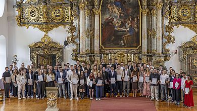 Gruppenfoto vor Altaraufbau