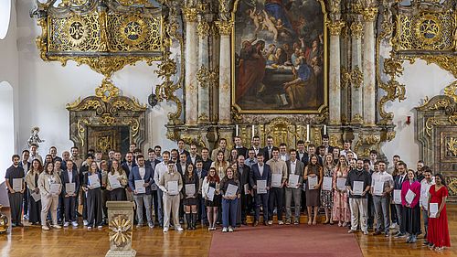 Gruppenfoto vor Altaraufbau