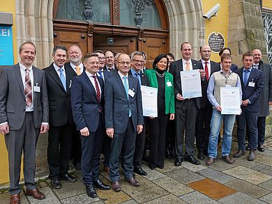 Übergabe der Urkunden mit Ludwig von Stern, Kanzler der OTH Amberg-Weiden (3.v.l.),  Staatssekretär Albert Füracker, MdL, (5.v.r.) und Prof. Dr. Markus Brautsch, Institut für Energietechnik IfE GmbH an der OTH Amberg-Weiden (2.v.r.)