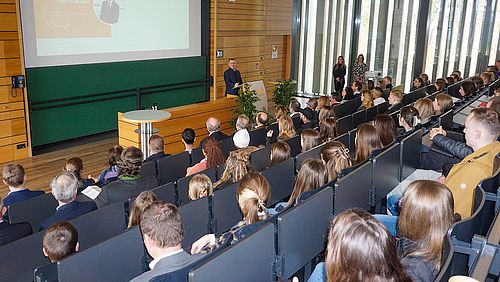 Vizepräsident Müller begrüßt im Hörsaal die neuen Studierenden