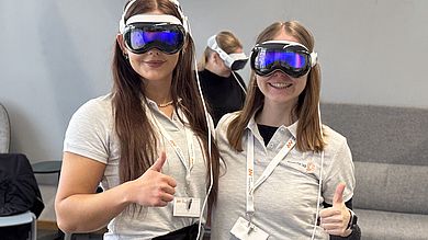 Daumen hoch für Mixed Reality im Unterricht! Zwei Mitglieder des Anatomy Lab-Teams präsentieren begeistert die Apple Vision Pro
