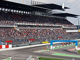 Zuschauertribühne an einer Formel 1 Rennstrecke
