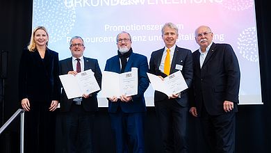 v.l. Stephanie Jacobs (Amtschefin des Bayerischen Staatsministeriums für Wissenschaft und Kunst), Prof. Dr. Dr. h.c. Jürgen Lehmann (Präsident Hochschule Hof), Prof. Dr.-Ing. Sascha Müller-Feuerstein (Präsident Hochschule Ansbach), Prof. Dr. med. Clemens Bulitta (Präsident OTH Amberg-Weiden), Prof. Dr.-Ing. Matthias Kleiner (Vorsitzender der Expertenkommission, die die Einrichtung der Promotionszentren an den HAWs/THs in Bayern begutachtete)