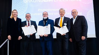 v.l. Stephanie Jacobs (Amtschefin des Bayerischen Staatsministeriums für Wissenschaft und Kunst), Prof. Dr. Dr. h.c. Jürgen Lehmann (Präsident Hochschule Hof), Prof. Dr.-Ing. Sascha Müller-Feuerstein (Präsident Hochschule Ansbach), Prof. Dr. med. Clemens Bulitta (Präsident OTH Amberg-Weiden), Prof. Dr.-Ing. Matthias Kleiner (Vorsitzender der Expertenkommission, die die Einrichtung der Promotionszentren an den HAWs/THs in Bayern begutachtete)