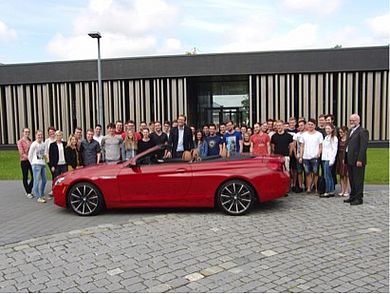 Studierende des Studienganges Wirtschaftsingenieurwesen mit dem BMW 650i Cabrio