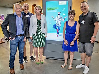 Vizekanzler Josef Roth (1.v.l.), Präsidentin Prof. Dr. Andrea Klug (3.v.l.) und Christine Katharina Raps vom Hochschul-Gesundheitsmanagement (4.v.l.) mit dem Campus-Coach-Team von BARMER