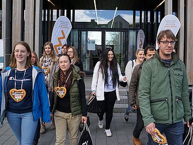 Studierende kommen aus Hörsaalgebäude