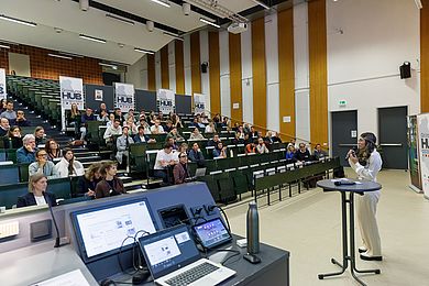 Rund 200 Gäste saßen im Publikum und stimmten beim Pitch-Wettbewerb ab