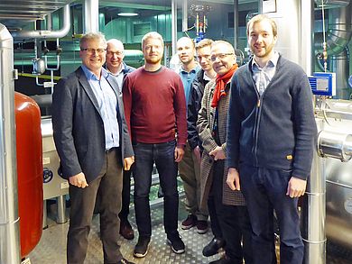 Gruppenbild: Prof. Dr. Thomas Lex, Prof. Dr. Hans-Peter Rabl, Simon Nigg, Florian Lesch B.Eng.  M.Sc. (alle OTH Regensburg), Jonas Müller B.Eng., Prof. Dr. Andreas P. Weiß (beide OTH Amberg-Weiden) und Albert Bieber B.Eng. (OTH Regensburg) 