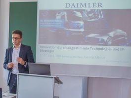 Dr. Christian Hahner Daimler AG hält einen Vortrag als Gastdozent