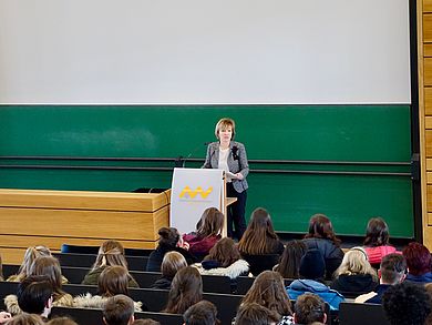 In Weiden begrüßte Vizepräsidentin Prof. Dr. Christiane Hellbach.