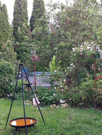 Gemeinschaftsgarten für Grillabende mit Pool