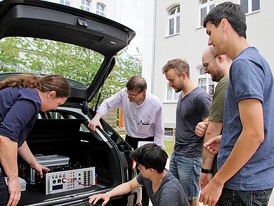 Ergebnisse aus Forschungsprojekten wie beispielsweise zur Softwareentwicklung in der Automobiltechnik fließen direkt in die Lehre und liefern einen wichtigen Beitrag zur Ausbildung der Studierenden.