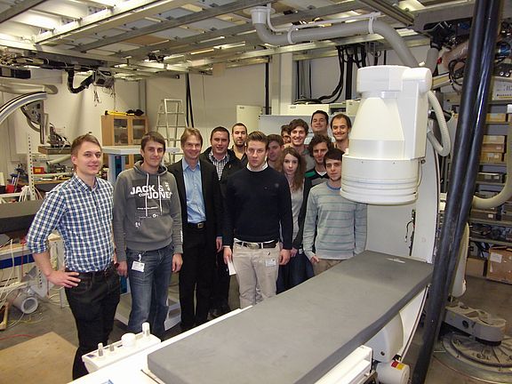 Der hochschulnahe Siemens-Standort Kemnath ist auf Grund der vielfältigen Modalitäten ein perfektes Beispiel für Medizintechnik in ihren zahlreichen Facetten. Neben Röntgensys-temen, wie Angiographieanlagen, mobilen C-Bögen oder Computertomographen w