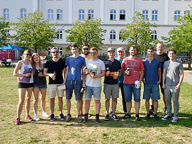 Die Grillmeisterinnen und -meister auf dem Campus in Amberg