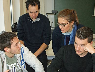 Team 4 holt sich Tipps bei der Spielleitung 