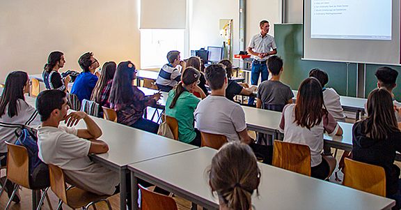 Professor und Studenten im Unterricht