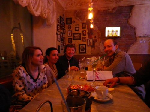 Dr. Markus Ehm und Dr. Dmitri Volosevich am Tisch mit den Studierenden