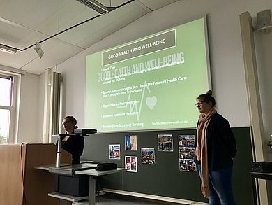 Studierende bei einer Präsentation