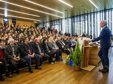 Hochschulpräsident Clemens Bulitta begrüßt die Erstsemesterstudierenden