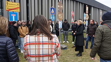 Personen stehen vor den Schildern