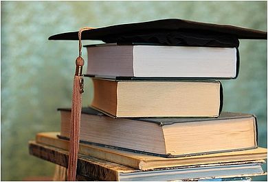 Bücher und Absolventenhut