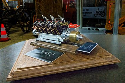 Miniaturisierter V12-Viertakt-Verbrennungsmotor 