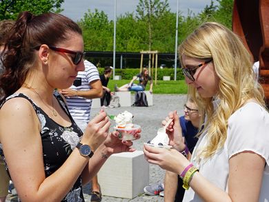 Ice in the sunshine? Nicht ganz. Die beiden Studentinnen lassen sich Frozen Joghurt aus Bio-Milch schmecken.