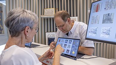 Ältere Frau vor Computer