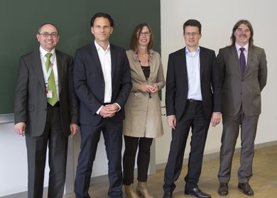 Gruppenfoto von links: Martin Köppl (Europäisches Patentamt), Prof. Dr. Thomas Tiefel und Prof. Dr. Ursula Versch (OTH Amberg-Weiden), Dr. Christian Hahner (Daimler AG), Bernd Wolter (Siemens AG)