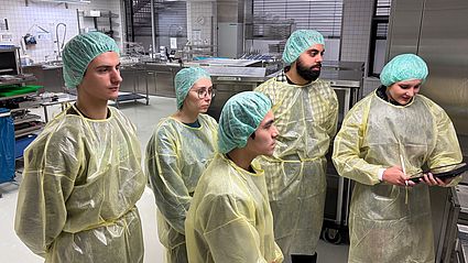 Studierende der Medizintechnik durften zu Jahresende die Theorie aus dem Studium auch in der Praxis kennenlernen