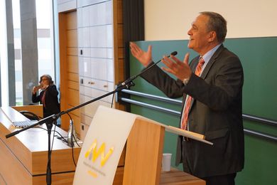Kurt Seggewiß, Oberbürgermeister Stadt Weiden, begrüßt die Erstsemester