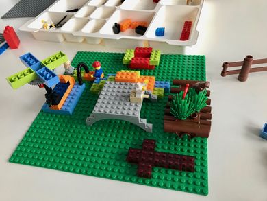 Mit Lego Serious Play-Steinen bauten die Studierenden gemeinsam und strukturiert eine nachhaltige Zukunft.