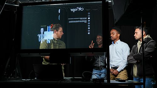 Studierende hinter dem Smartlightboard