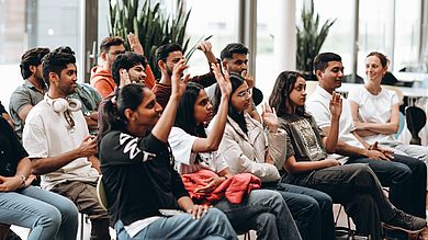 International Studierende geben die Hand