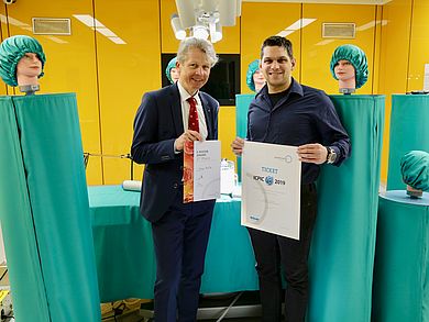 Prof. Dr. Clemens Bulitta und Dr. Sebastian Buhl mit der Urkunde für den 2. Platz bei der Poster Auszeichnung