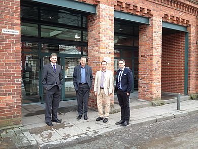 Gruppenfoto vor der Novia Universität