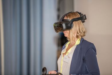 Eine Frau hat eine VR-Brille auf